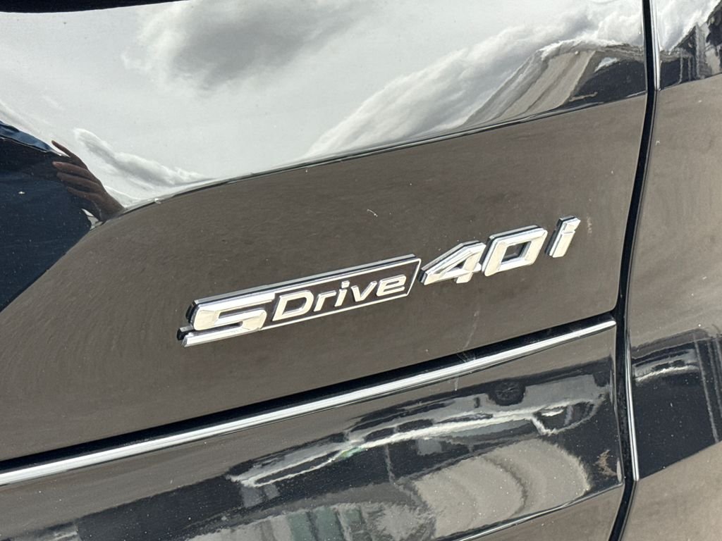 Used 2022 Black BMW sDrive40i image 11