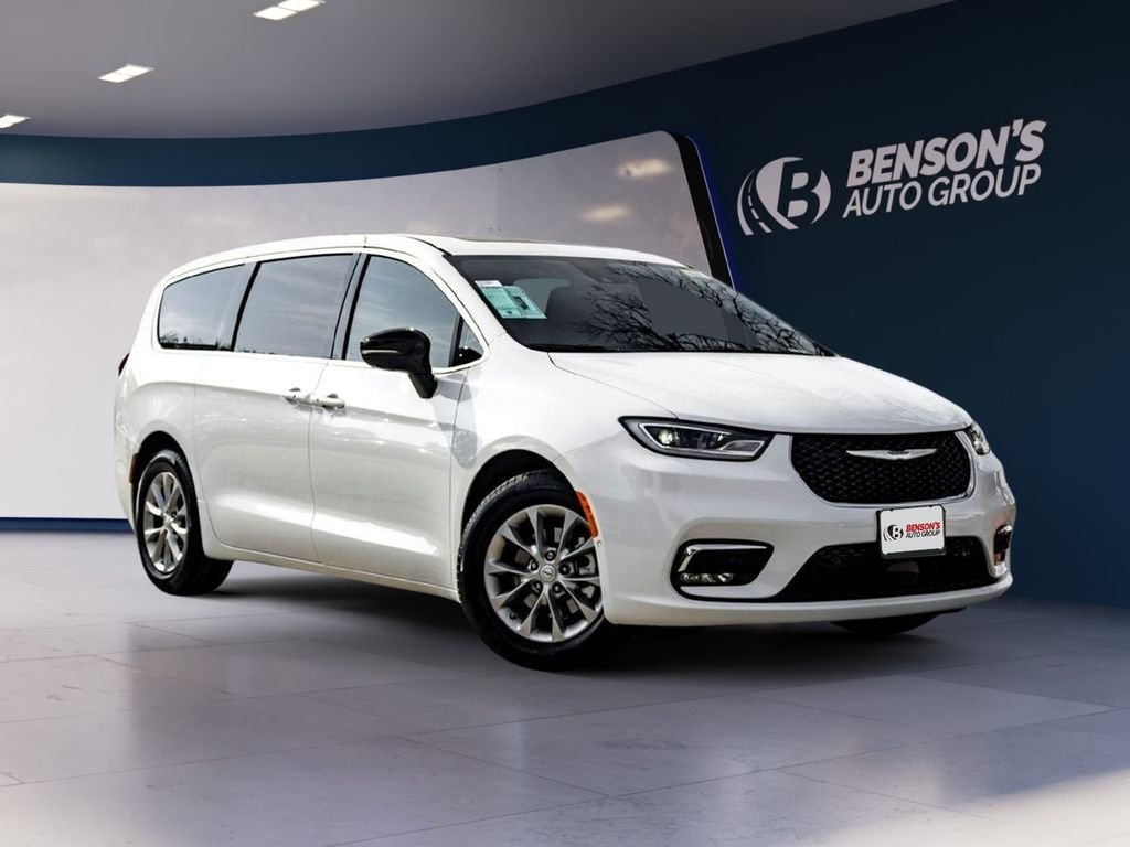 2026 Chrysler Pacifica Limited's photo