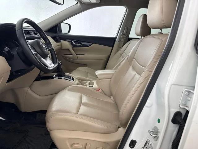 Used 2020 White Nissan SL image 21