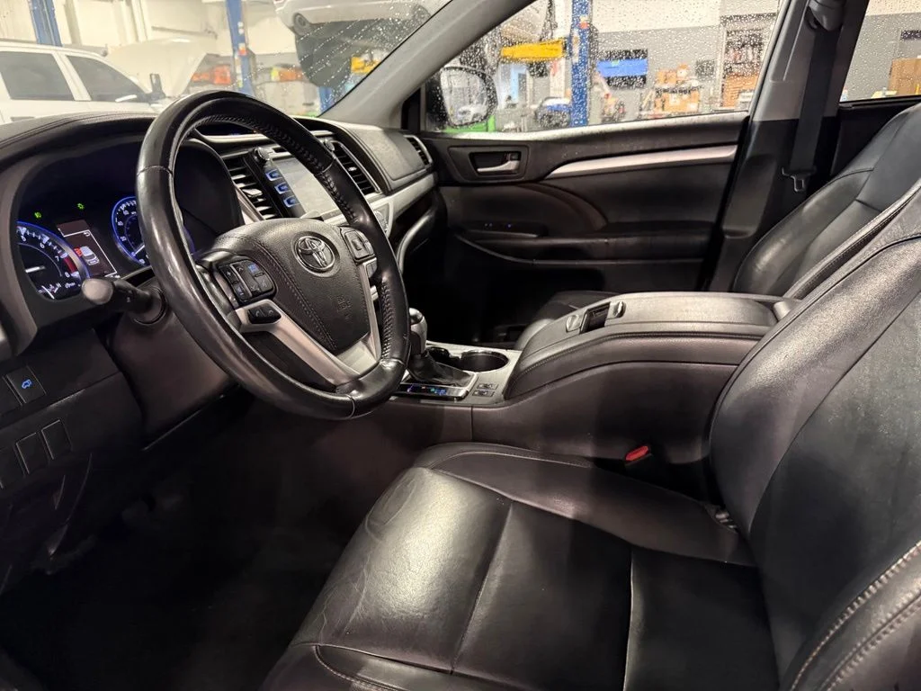 Used 2019 Silver Toyota XLE image 4