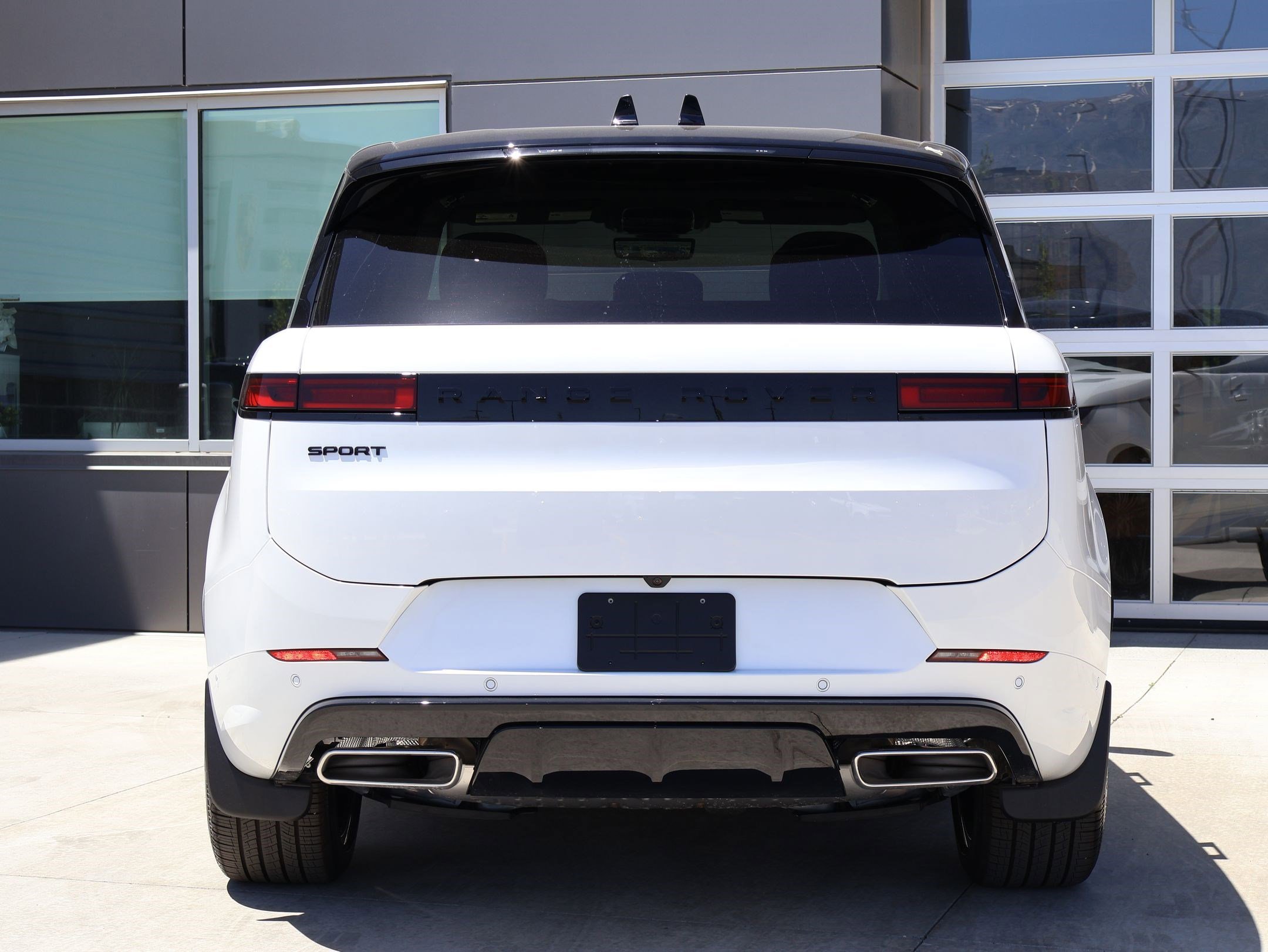 New 2026 Ostuni Pearl White LAND ROVER P400 Dynamic SE image 7