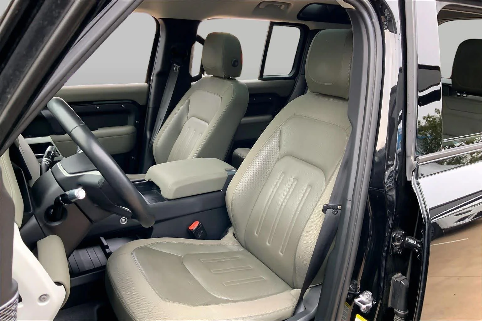 Used 2020 Santorini Black Metallic Land Rover SE image 7