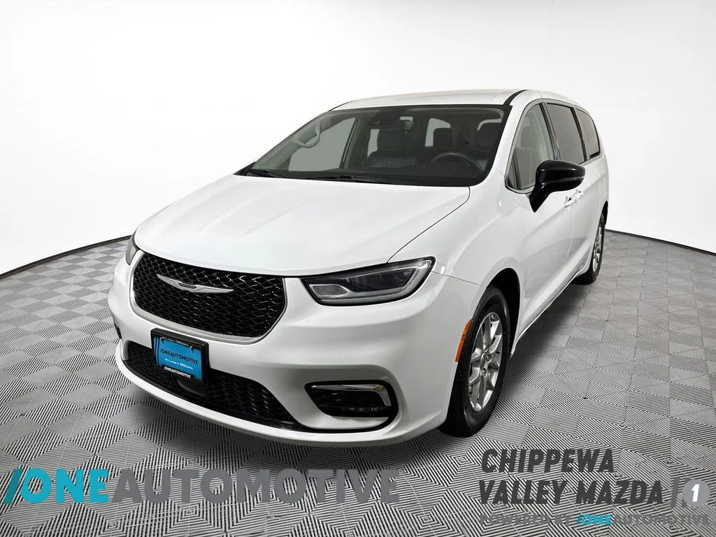 2024 Chrysler Pacifica Touring L's photo