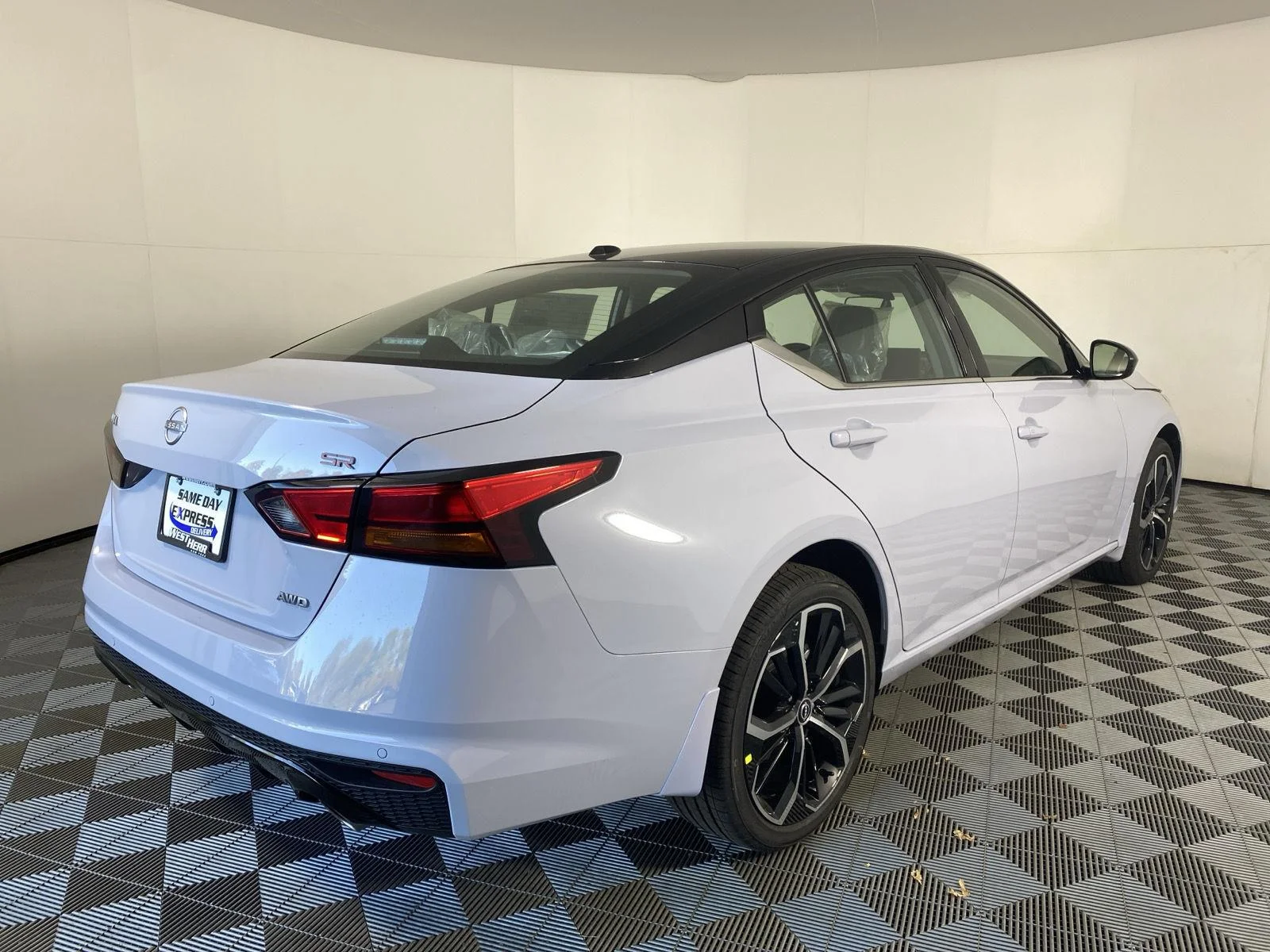 New 2026 Gray Sky Pearl / Super Black Two-tone Nissan SR image 19