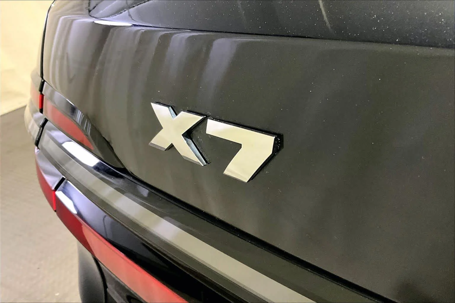 Certified Used 2025  BMW M60i image 9