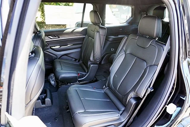 New 2026 Diamond Black Crystal Pearl-Coat Exterior Paint Jeep Limited image 22