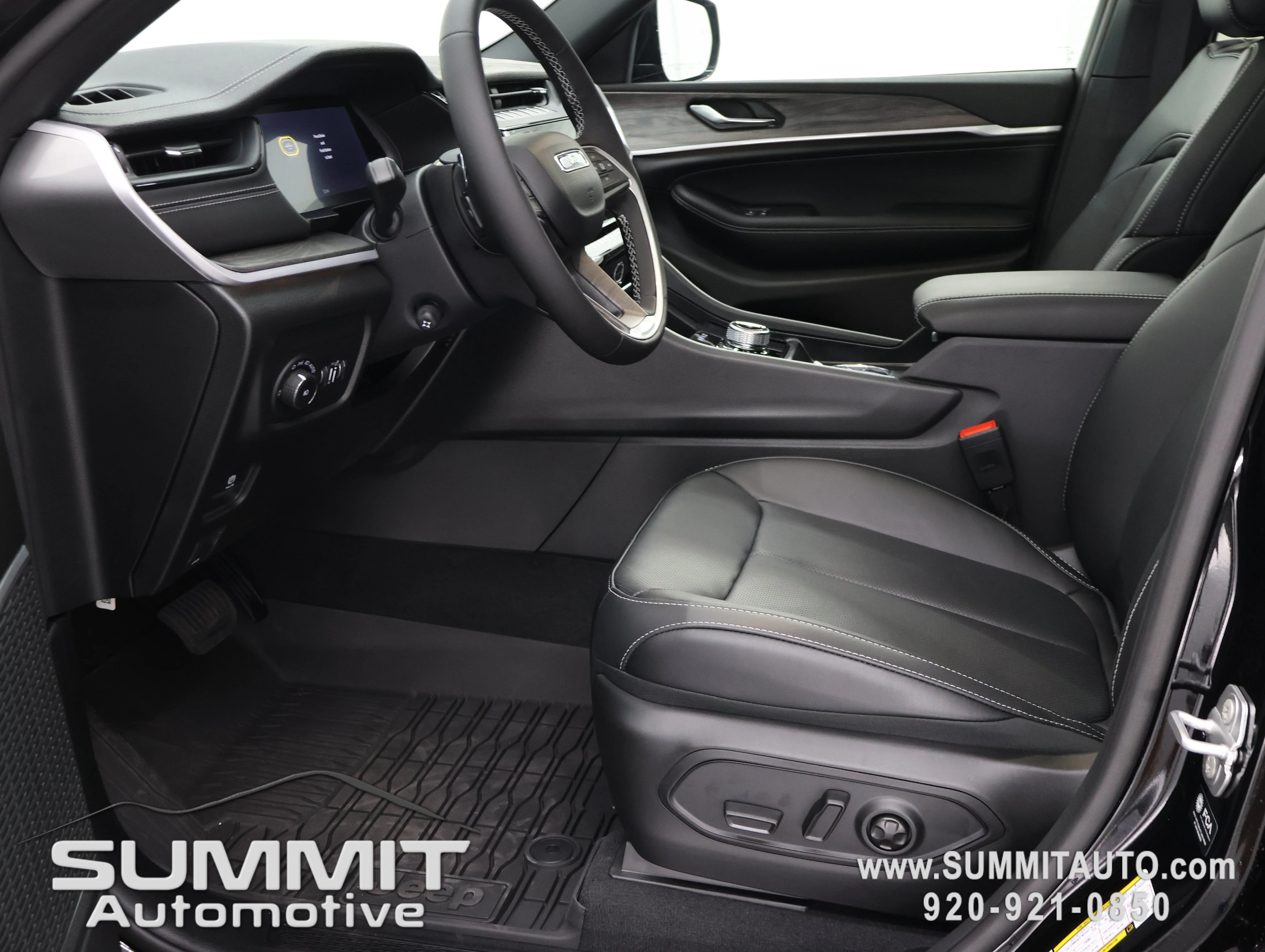 New 2026 Diamond Black Crystal Pearl-Coat Exterior Paint Jeep Limited Reserve image 8