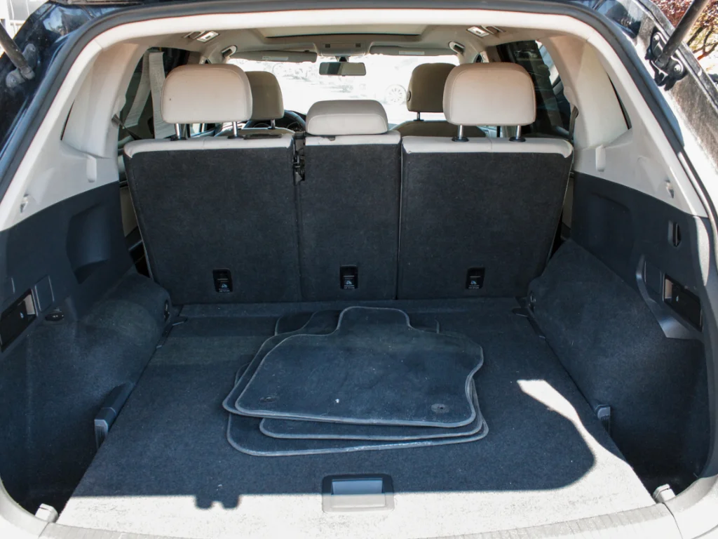 Used 2019 Deep Black Pearl Volkswagen SE image 29