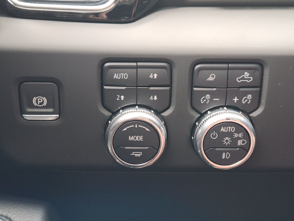 Used 2025 White GMC Denali image 23
