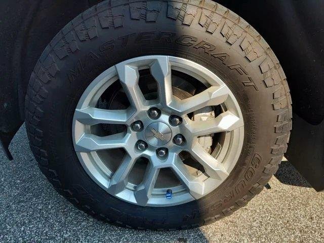 Used 2024 Lakeshore Blue Metallic Chevrolet LT image 9
