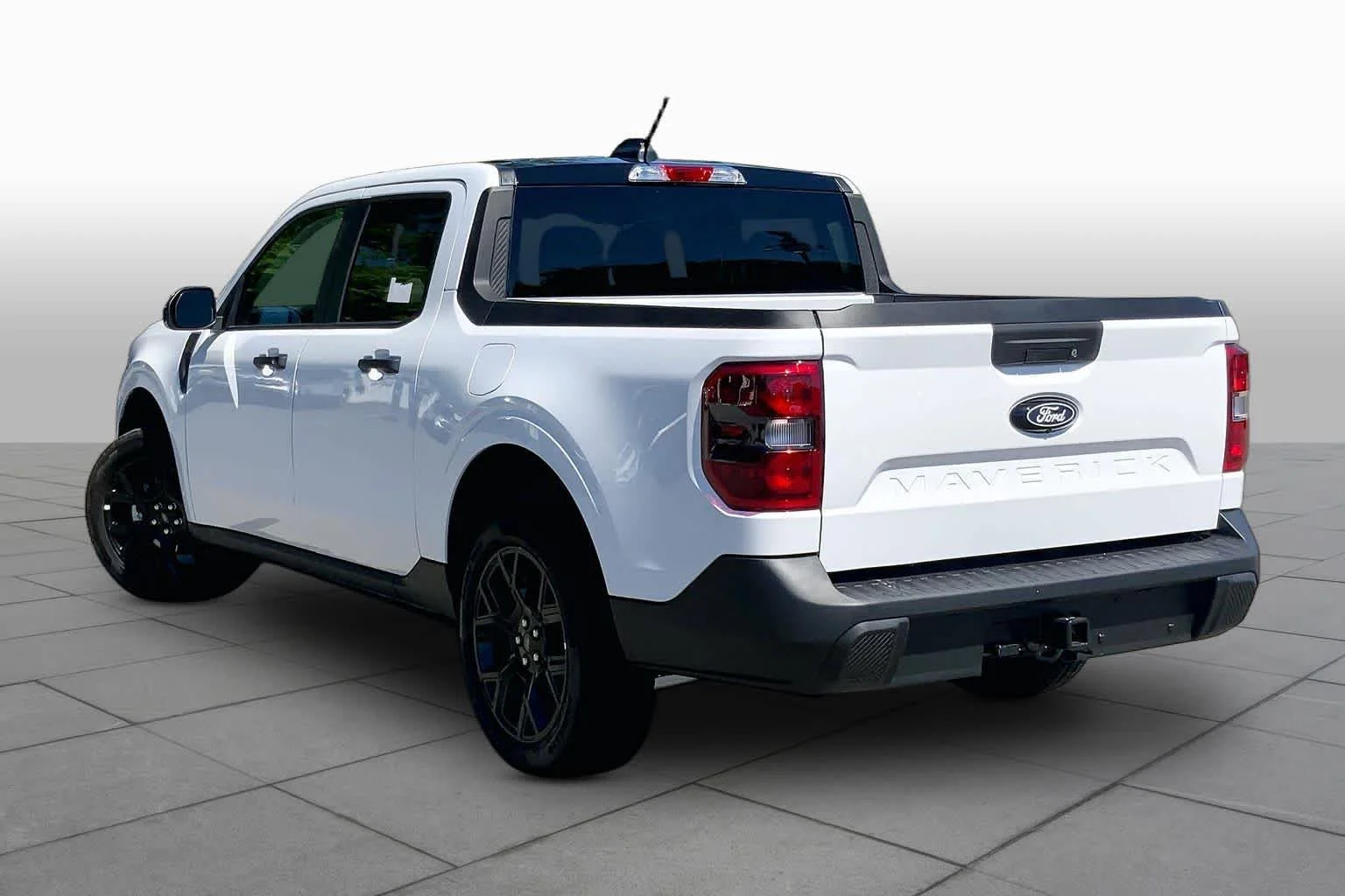 New 2026 Oxford White Ford XLT image 3
