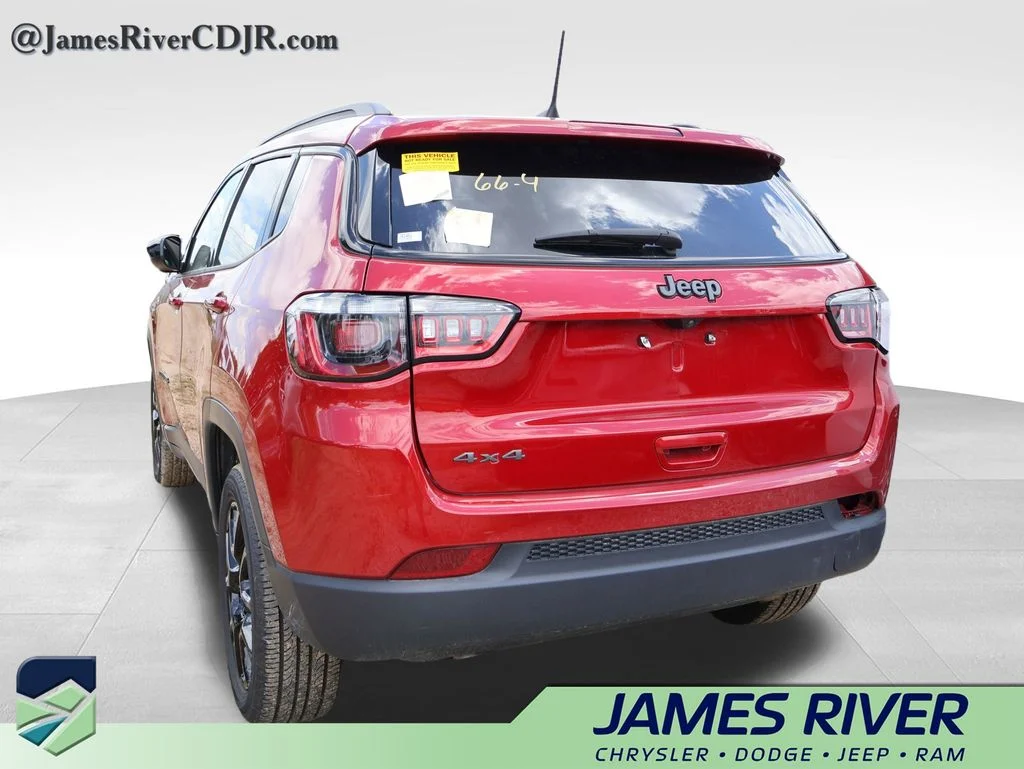 Used 2025 Red Jeep Latitude image 17
