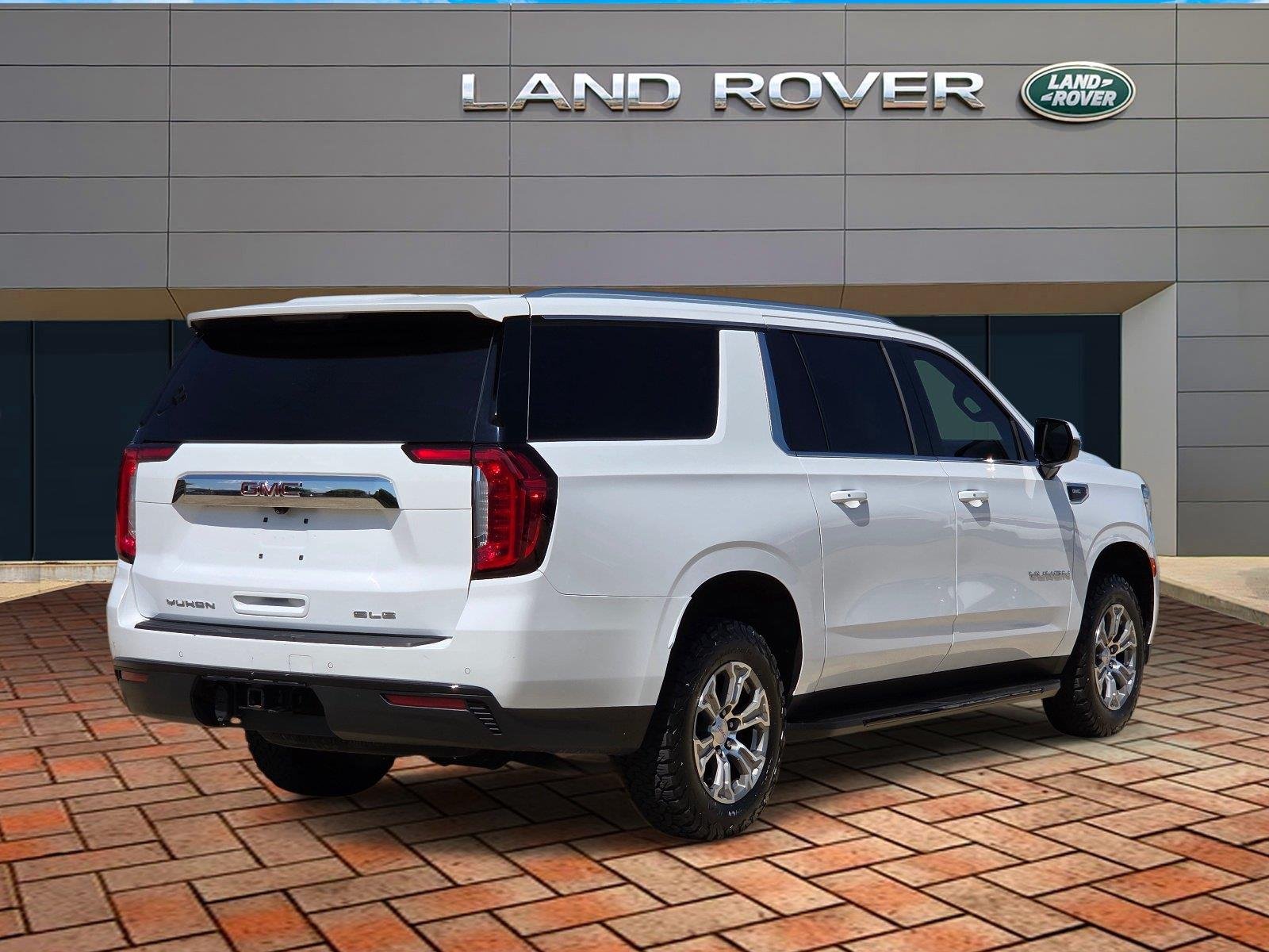 Used 2023 Summit White GMC SLE image 4