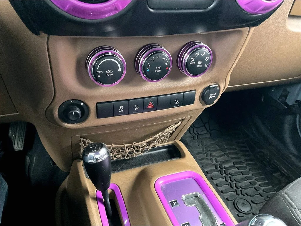 Used 2015 Anvil Clear Coat Jeep Unlimited Sahara image 23