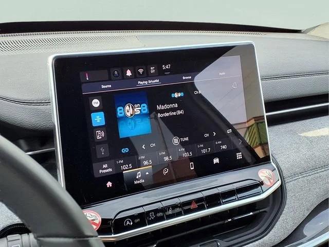 Used 2024  Jeep Latitude image 5