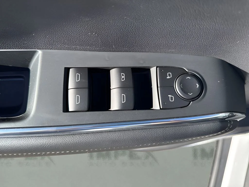 Used 2025 Summit White GMC Elevation image 28