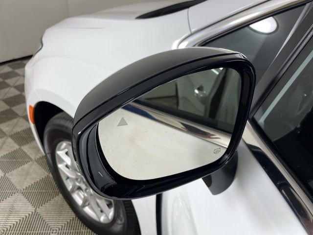 New 2025 Bright White Clear-Coat Exterior Paint Chrysler Select image 13