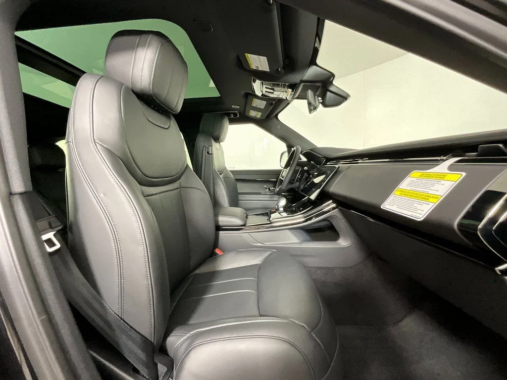 New 2026 Santorini Black Land Rover Dynamic SE image 3