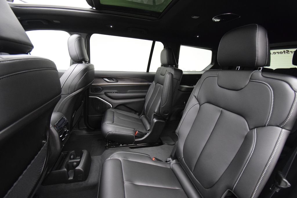 New 2026 Silver Zynith Exterior Paint Jeep Limited image 38