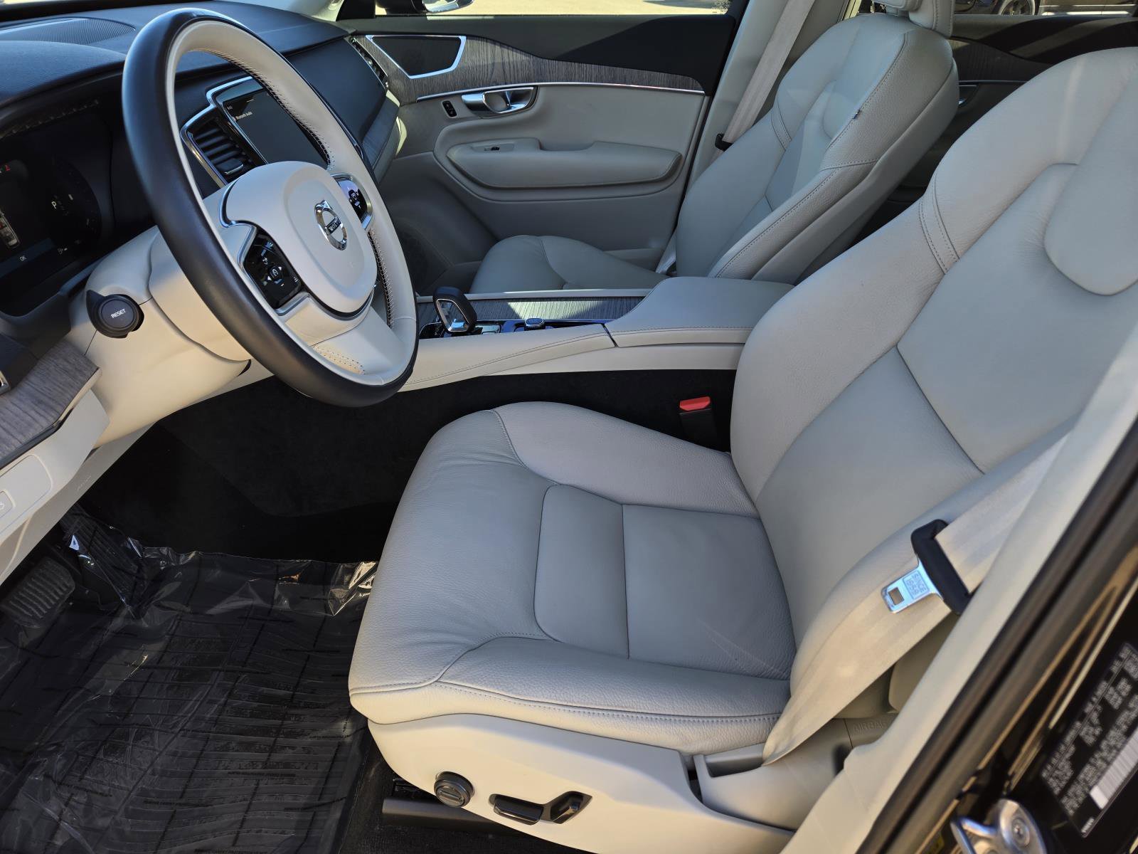 Used 2023 Onyx Black Metallic Volvo Plus image 19