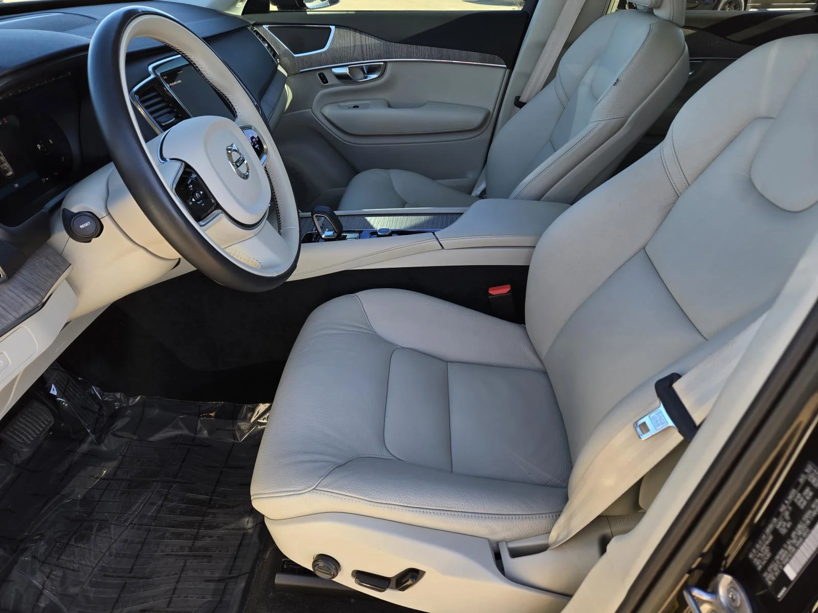 Certified Used 2023 Onyx Black Metallic Volvo Plus image 19
