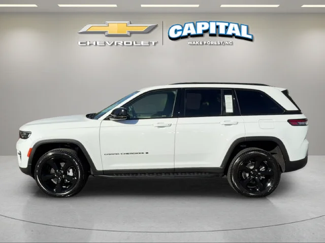 Used 2025 White Jeep Limited image 2