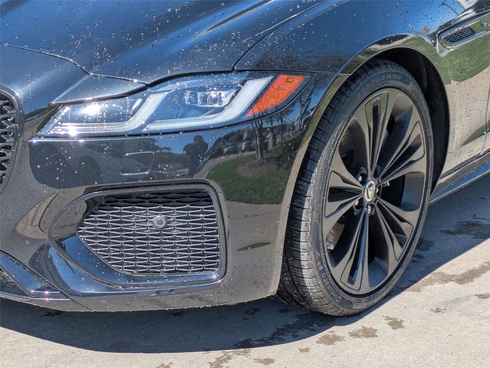 Used 2024 Santorini Black Metallic Jaguar R-Dynamic SE image 6