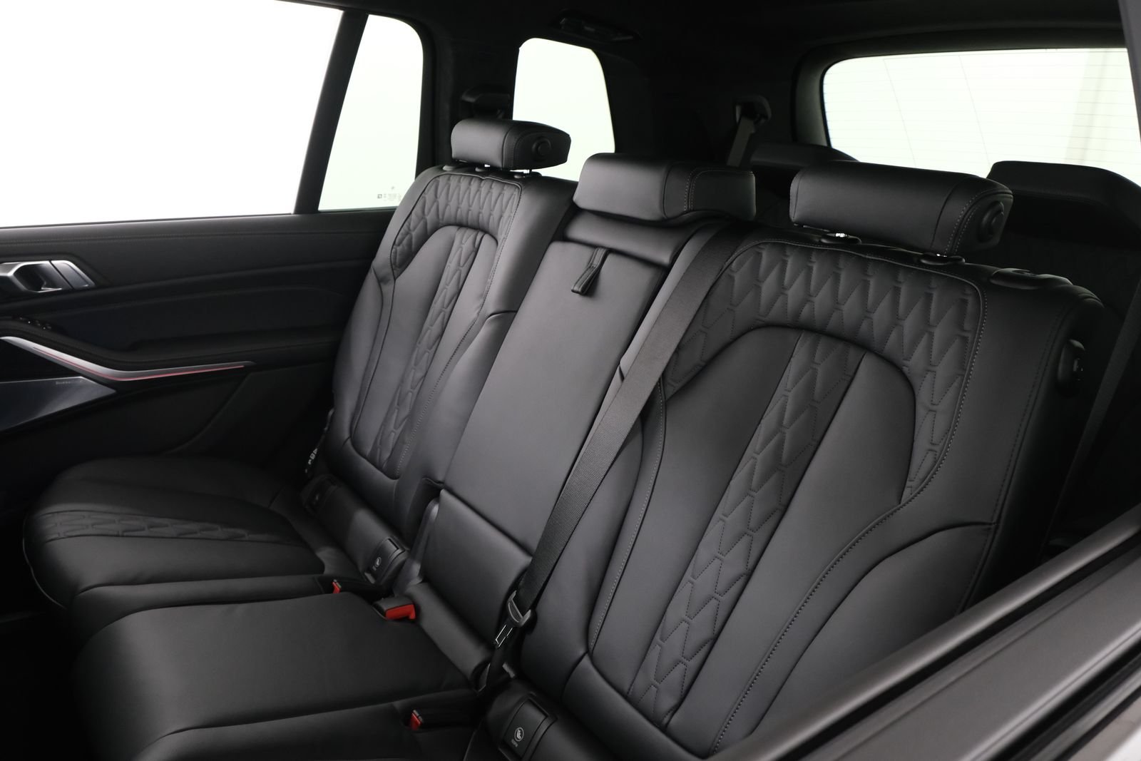 New 2027 Black Sapphire Metallic BMW M60i image 33
