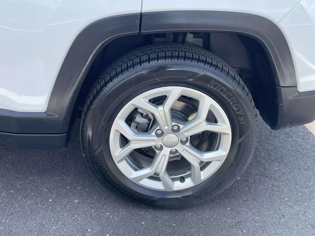 Used 2024 White Jeep Latitude image 21