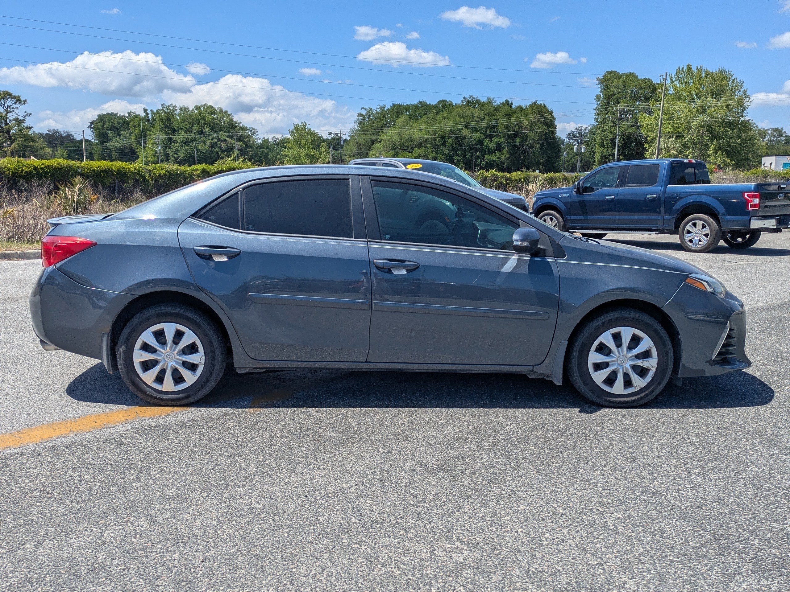 Used 2017  Toyota LE image 3