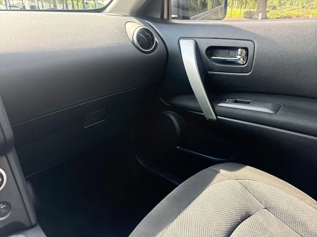 Used 2014 Platinum Graphite Nissan S image 17