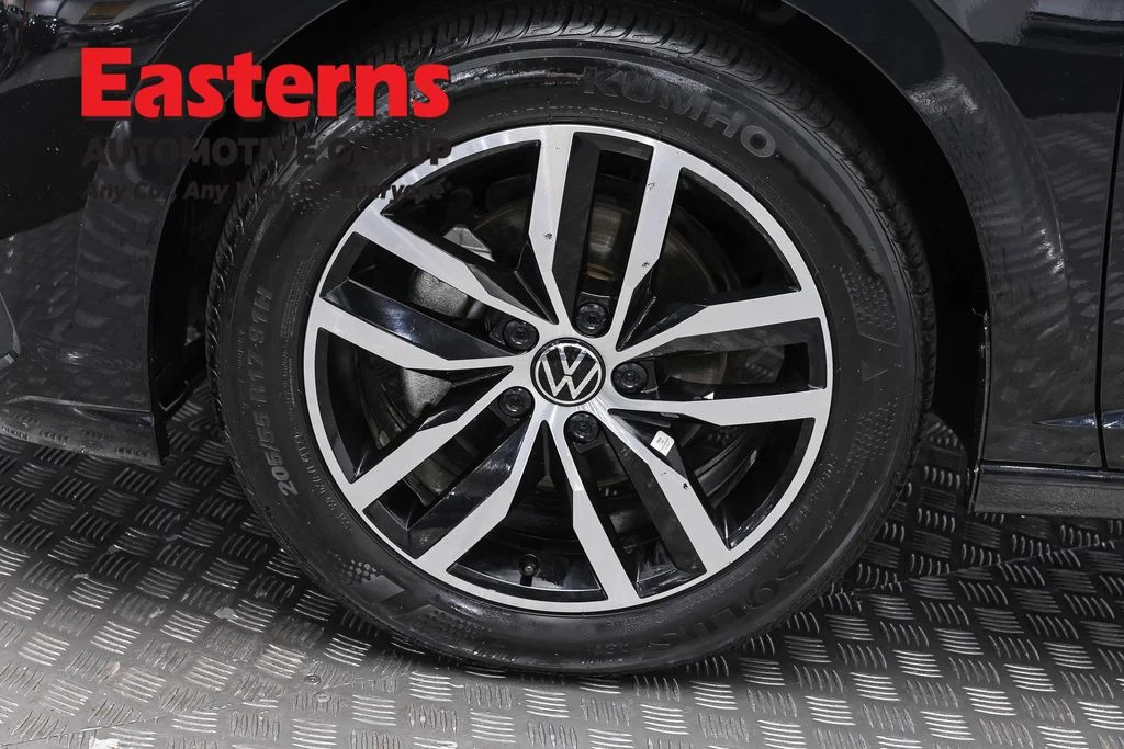 Used 2025 Black Volkswagen 1.5T SE image 31