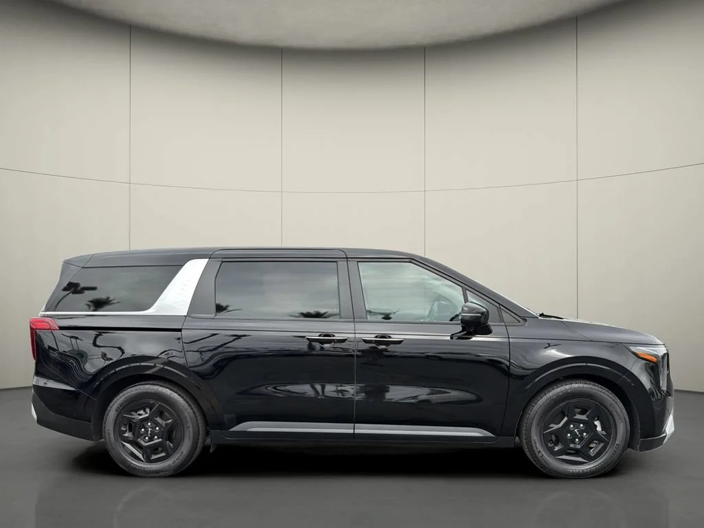 Used 2025 Black Kia LXS image 8