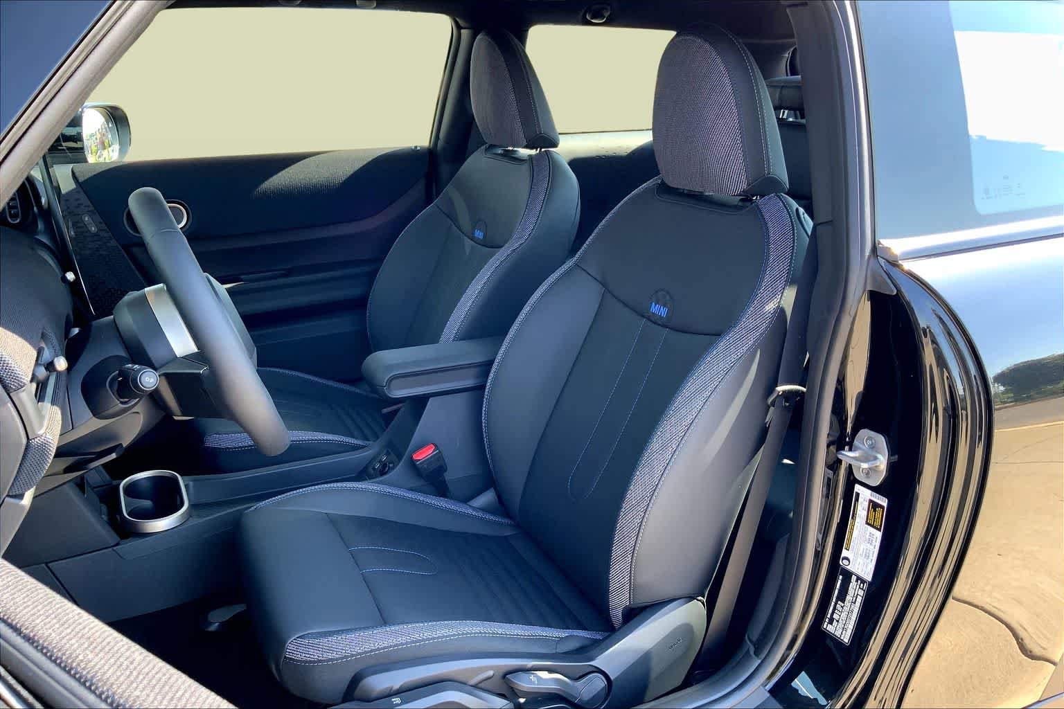 New 2026 Midnight Black II Metallic MINI Signature Plus image 9