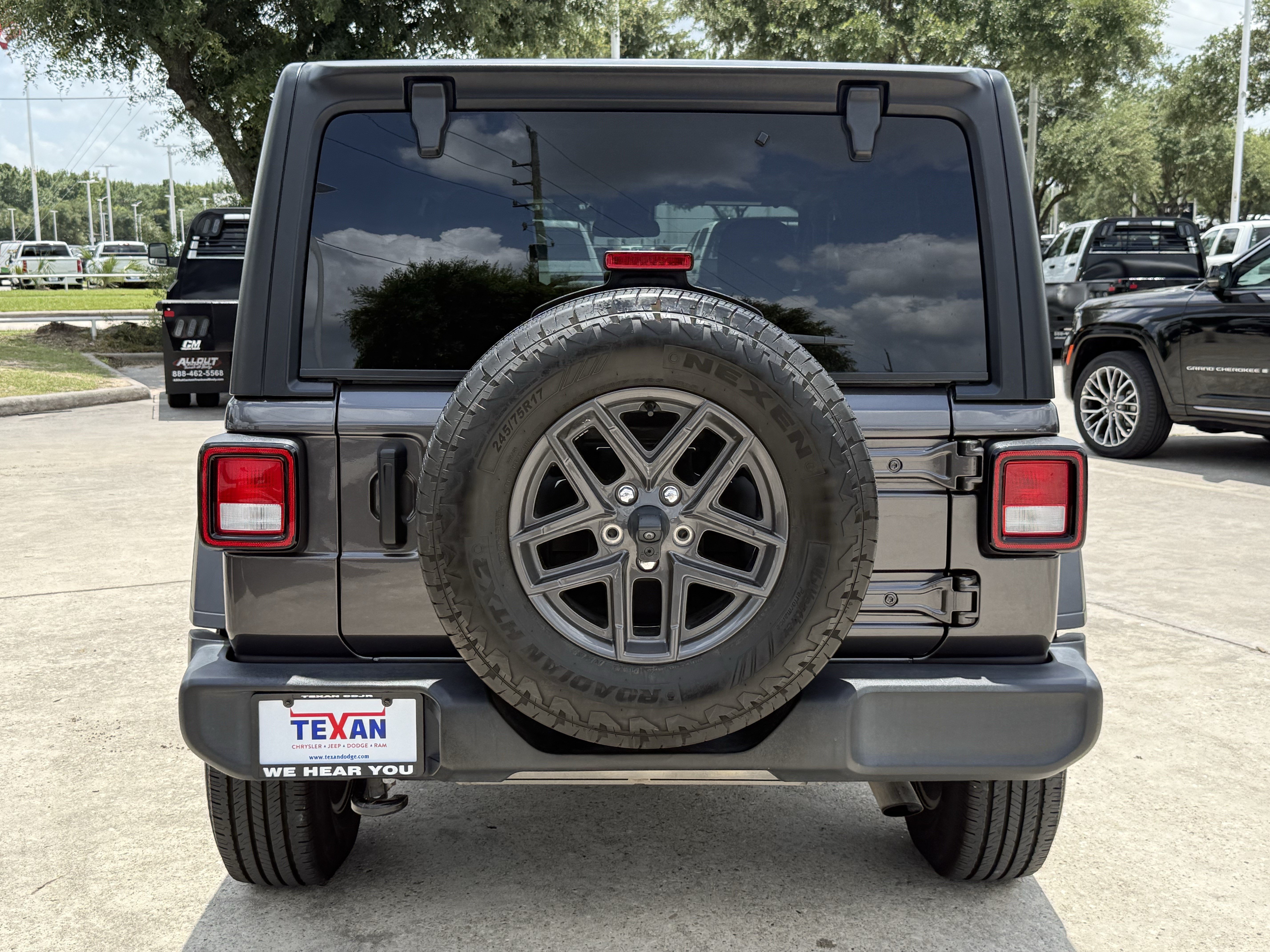 Used 2024 Granite Crystal Metallic Clearcoat Jeep  image 5