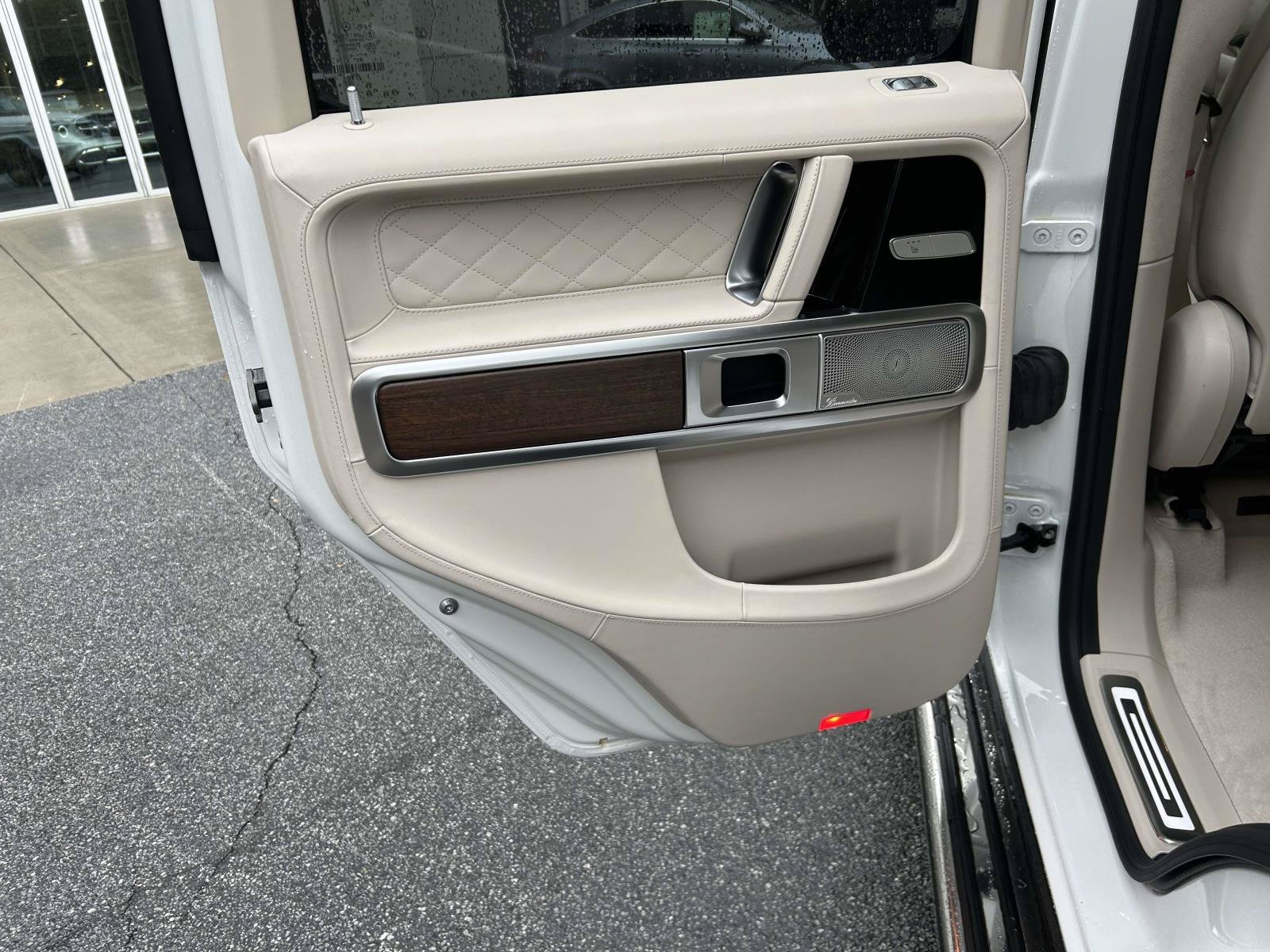 New 2027 MANUFAKTUR Moonlight White Metallic Mercedes-Benz G 580e SUV image 34