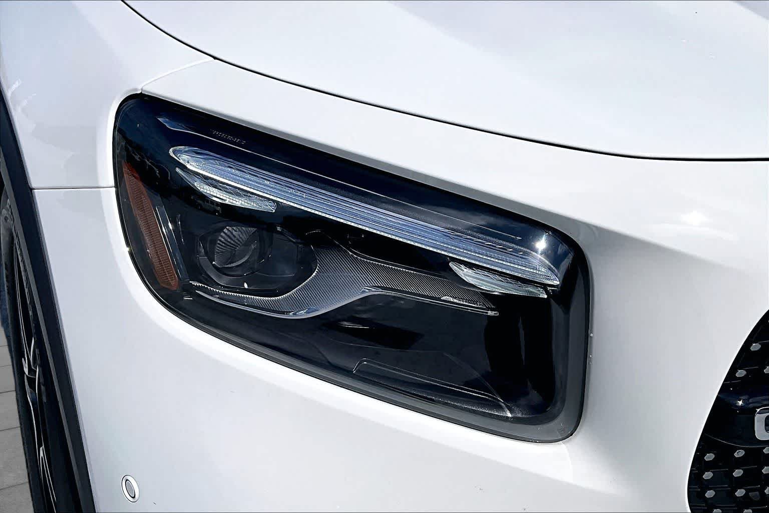 Used 2025 Polar White Mercedes-Benz GLB 250 image 27