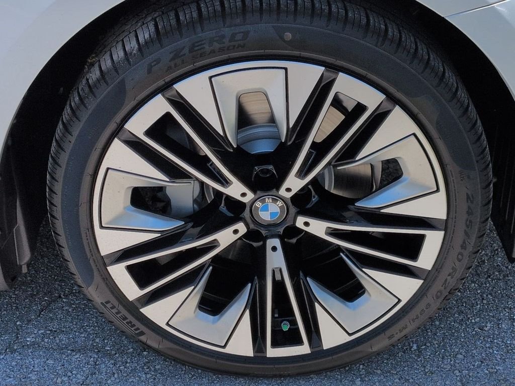 New 2027 White Metallic BMW 530i image 11