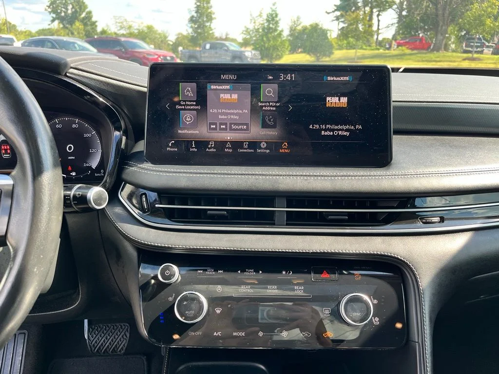Used 2023 White INFINITI LUXE image 18
