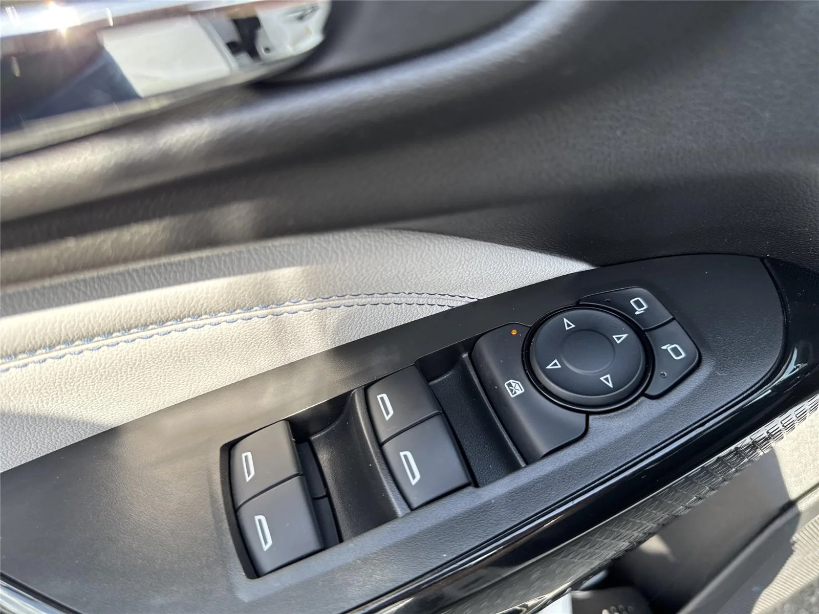 Used 2025 Summit White Chevrolet LT image 18
