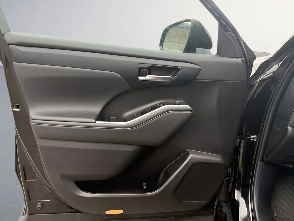 Used 2023  Toyota L image 28