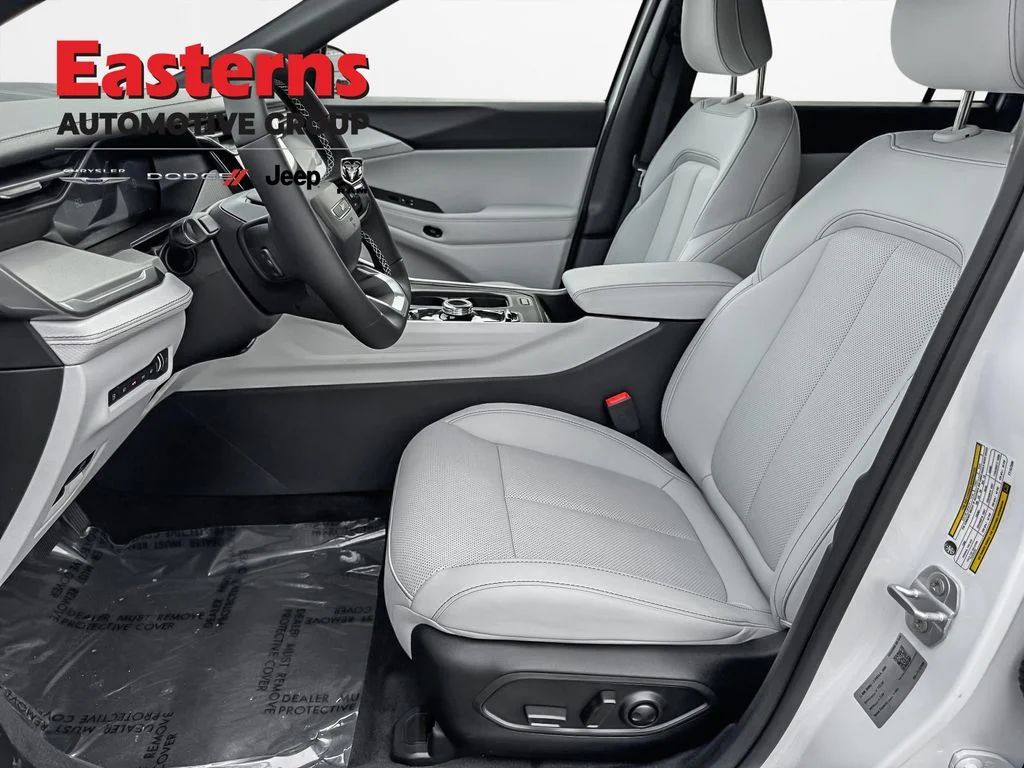 New 2026 Bright White Clear-Coat Exterior Paint Jeep Limited image 14