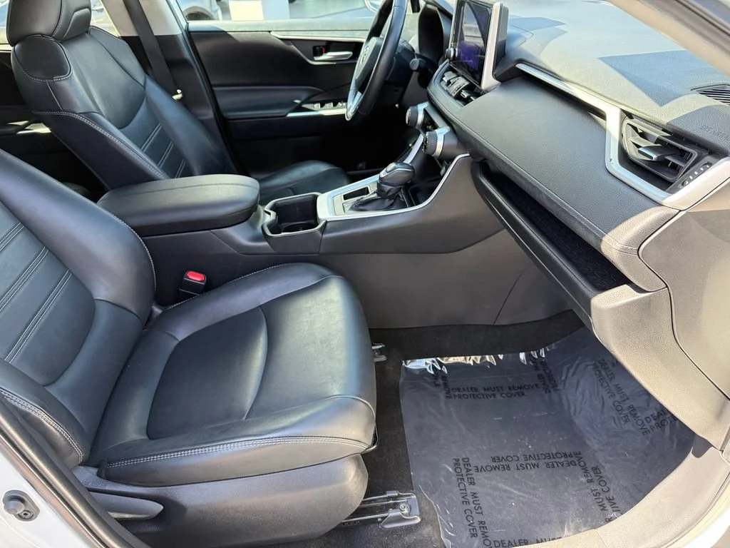 Used 2023  Toyota XLE Premium image 16