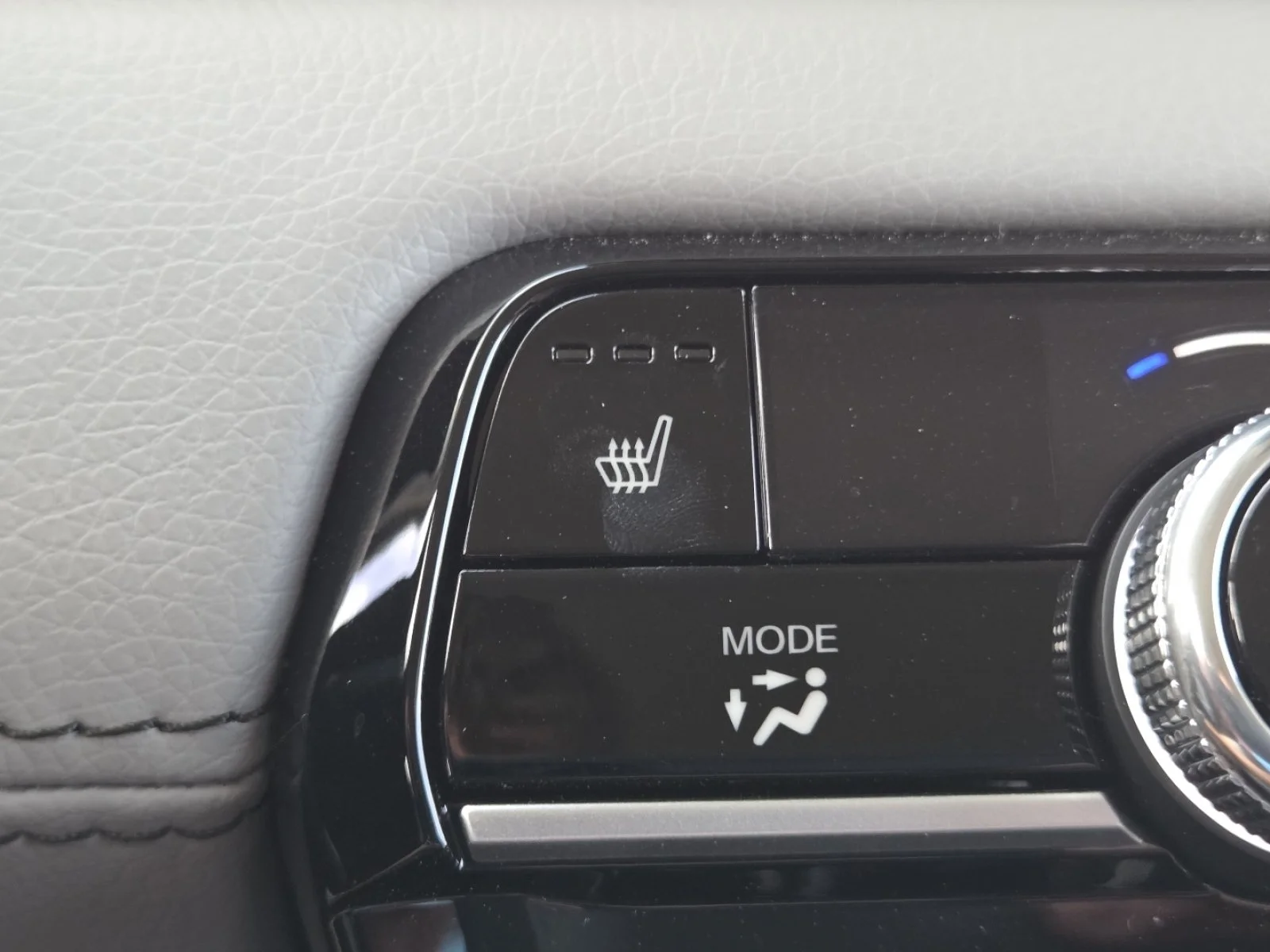 Used 2025 Platinum White Pearl Honda Touring AWD image 6