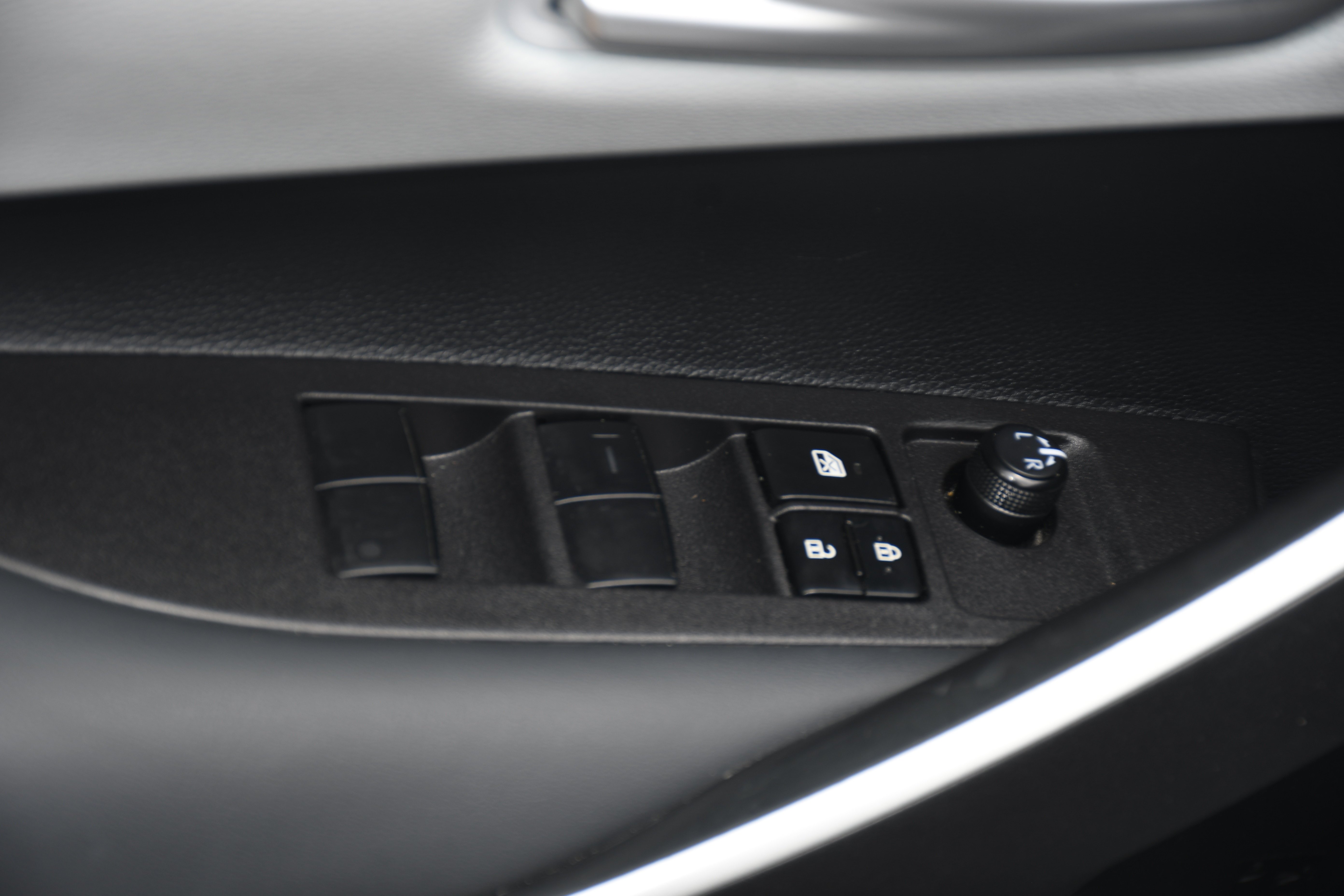 Used 2025  Toyota SE image 9