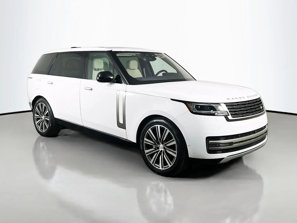 Used 2023 Fuji White Land Rover SE image 3
