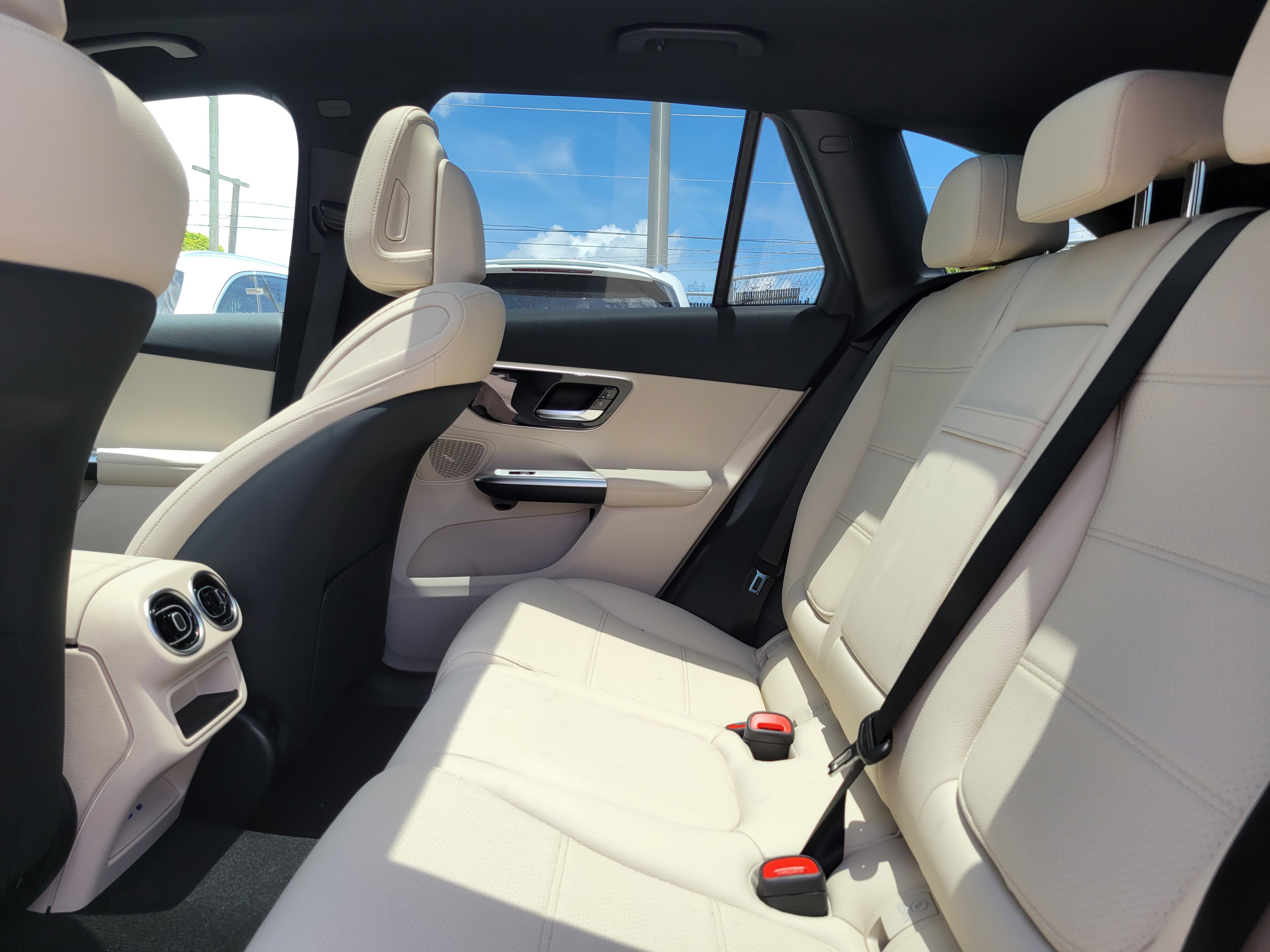 New 2026 Polar White Mercedes-Benz GLC 300 image 65