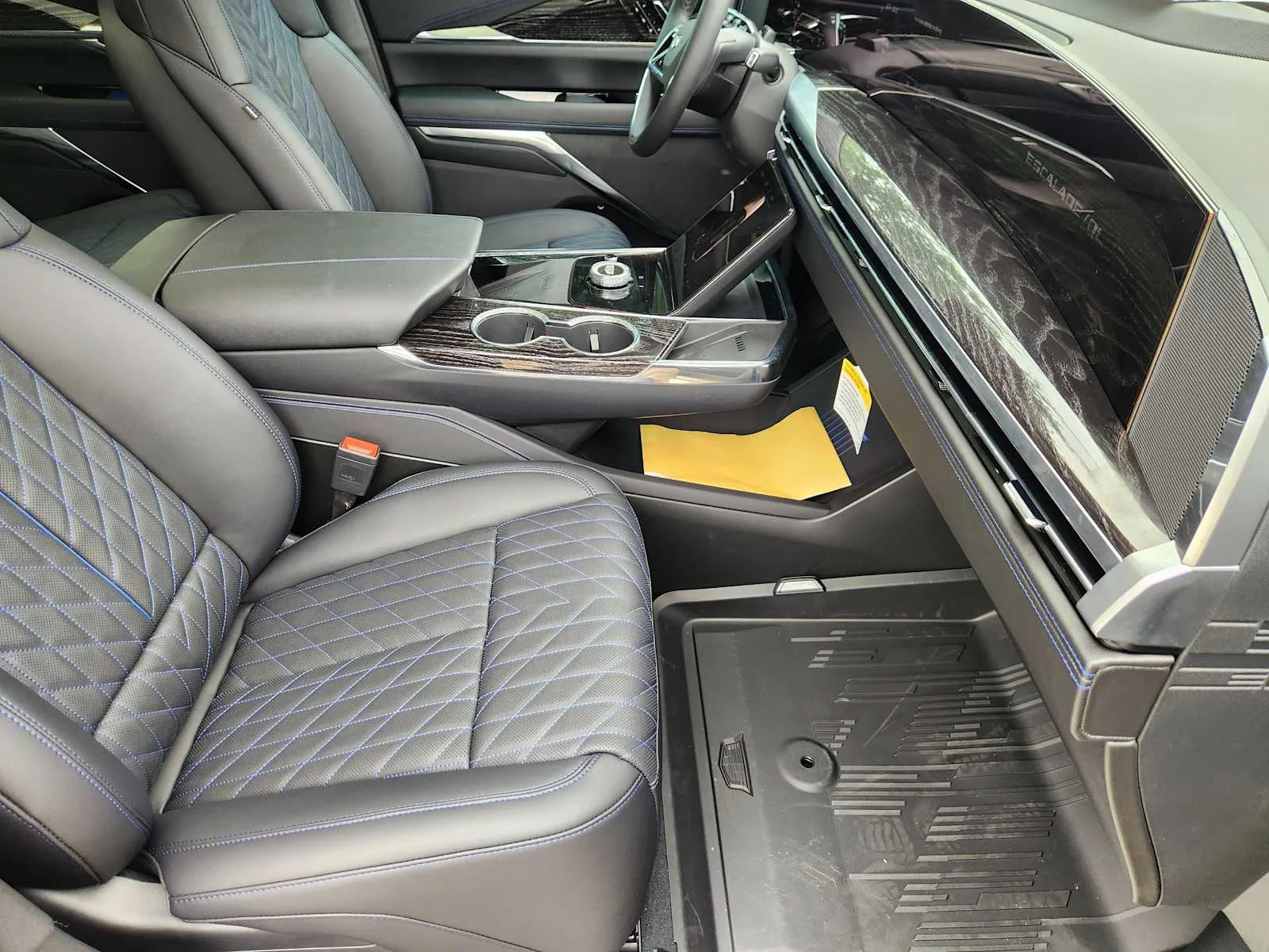 New 2026 Luna Metallic Cadillac Luxury image 9
