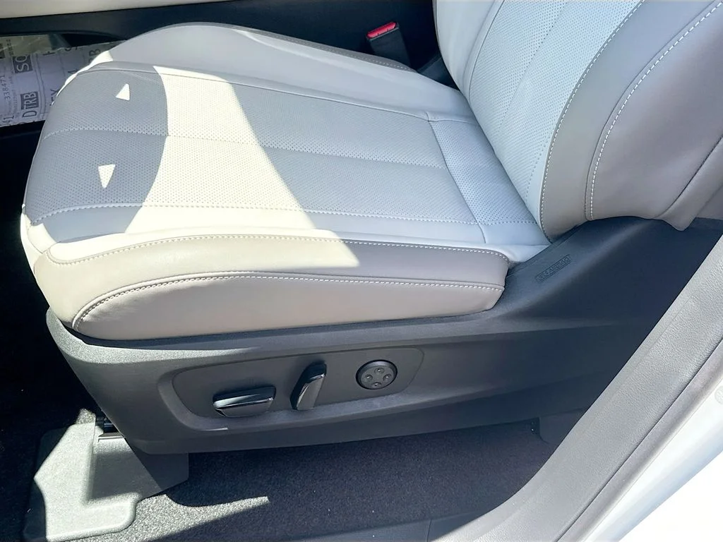 Used 2027 White INFINITI LUXE image 21