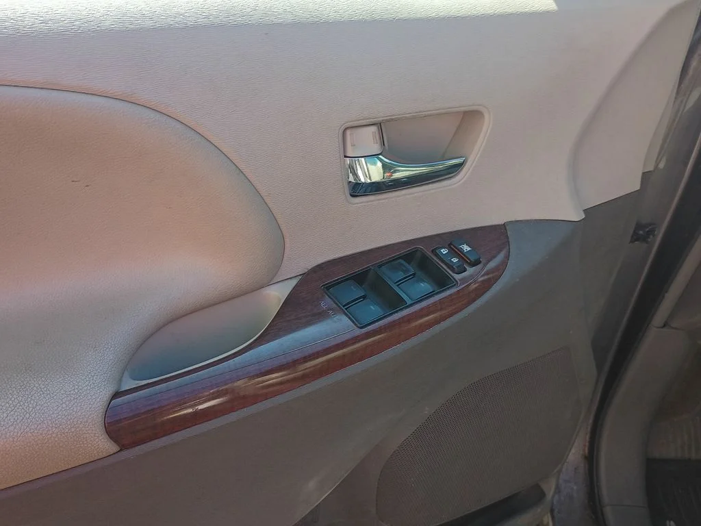 Used 2014 Predawn Gray Mica Toyota XLE image 13